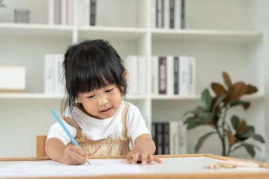 Mutlu Asya çocukları oyun oynayıp resim ve çizgi film öğreniyor. Komik aile evde mutlu ve heyecanlı. Anne ve kızı birlikte vakit geçiriyorlar. Tatil, Etkinlik