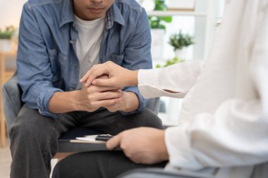 Psikiyatristler aile meselelerini tartışırken el ele tutuşuyorlar. Doktor cesaretlendiriyor ve empati kuran kadın depresyona giriyor. Psikolojik, boşanmayı kaydet, el ele, güven, araba