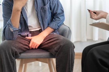 Adam mahrem yerlerin önünde el ele tutuşup rahatsızlık duyuyor ve doktora danışıyor. Zührevi, testis kanseri. Mesane sorunları, ereksiyon bozukluğu, erken boşalma, prostat kremi.