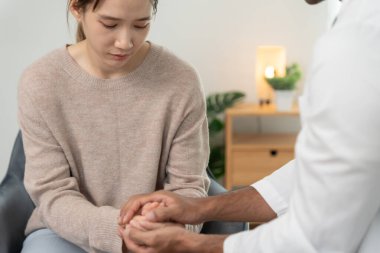 Psikiyatristler aile meselelerini tartışırken el ele tutuşuyorlar. Doktor cesaretlendiriyor ve empati kuran kadın depresyona giriyor. Psikolojik, boşanmayı kaydet, el ele, güven, ilgi