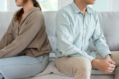 Boşanma. Asyalı çiftler evlendikten sonra çaresiz ve hayal kırıklığına uğrarlar. Karı koca kavgalar yüzünden üzgün, üzgün ve hayal kırıklığına uğramış durumdalar. Güvensizlik, aşk sorunları, ihanetler. Aile sorunu, gençlik aşkı