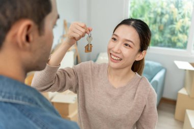 Taşınmak, taşınmak. Eş, kocanın yeni anahtar dairesi ya da evini gösterdi. Odanın içinde kişisel eşyalar ve mobilyalar olan bir karton kutu vardı. Daireye taşın.