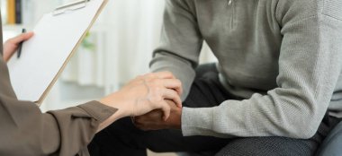 Psikiyatristler aile meselelerini tartışırken el ele tutuşuyorlar. Doktor cesaretlendiriyor ve empati kuran adam depresyona giriyor. Psikolojik, boşanmayı kaydet, el ele, güven, ilgi