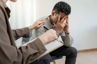 Hayat ve aile meselelerini tartışırken psikiyatrist omuzlarını tutuyor. Doktor cesaretlendiriyor ve empati kuran adam depresyona giriyor. Psikolojik, boşanmayı kaydet, el ele, güven, ilgi