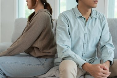 Boşanma. Asyalı çiftler evlendikten sonra çaresiz ve hayal kırıklığına uğrarlar. Karı koca kavgalar yüzünden üzgün, üzgün ve hayal kırıklığına uğramış durumdalar. Güvensizlik, aşk sorunları, ihanetler. Aile sorunu, gençlik aşkı