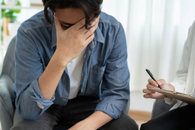 Akıl sağlığı sorunları olan bir adam danışmanlık yapıyor. Psikiyatrist tedavi için hastanın durumunu kaydediyor. teşvik, sevgi ve aile sorunu, bipolar, depresyon hastası, intiharı koru