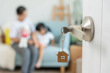 Taşınmak, taşınmak. Kapıyı açtığımda aile gülümsemesi ve yeni bir evde oyun vardı. Odanın içinde kişisel eşyalar ve mobilyalar içeren bir karton kutu vardı. Yeni daireye ya da eve taşınmak.