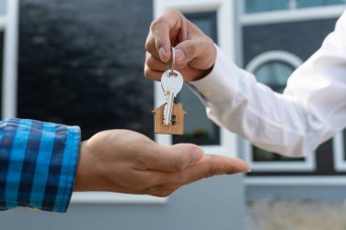 Kira, kiralama ve ev satma. Emlakçı menajeri yeni sahibine gülümsüyor. kira, satış, kredi finans, sigorta, satıcı, dağıtıcı, taksit, satın alma, satma, taşınma