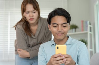 Çifte randevu, koca biri için telefon konuşması yapıyor, bir kaçamak yapıyor, zina yapıyor, çok eşlilik yapıyor, kocasının bir ilişkisi var. Aile sorunu, aldatma, boşanma, ayrılma.