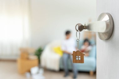 Taşınmak, taşınmak. Kapıyı açtığımda yeni evde oynayan bir kız buldum. Odanın içinde kişisel eşyalar ve mobilyalar olan bir karton kutu vardı. Yeni daireye ya da eve taşınmak.