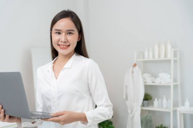 Güzellik kliniği, portre uzmanı VIP müşteriler için güzellik uzmanı, yatağı ve sandalyesi olan beyaz bir oda. Oda temiz ve düzenli, sağlık, cilt bakımı, tarz, sağlık, kozmetoloji, güzellik