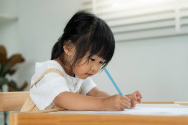 Mutlu Asya çocukları resim yapmayı öğreniyor ve eğleniyor. Aile evde mutlu ve heyecanlı. Anne ve kızı birlikte vakit geçiriyorlar. Tatil, Faaliyet, Yönetici Fonksiyonu, IQ, E