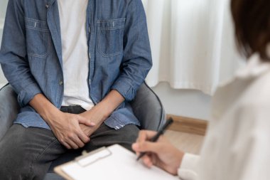 Adam mahrem yerlerin önünde el ele tutuşup rahatsızlık duyuyor ve doktora danışıyor. Zührevi, testis kanseri. Mesane sorunları, ereksiyon bozukluğu, erken boşalma, prostat kremi.