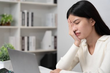 Göz sorunları, yorgun ve tahriş olmuş gözleri olan Asyalı kadınlar, göz ovuşturma, kuru, işten sonra göz ağrısı, migren, baş ağrısı, bulanık görme, fotofobi, karanlıkta çalışma, bilgisayar ekranlarından mavi ışık