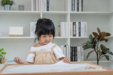 Mutlu Asya çocukları oyun oynayıp resim ve çizgi film öğreniyor. Komik aile evde mutlu ve heyecanlı. Anne ve kızı birlikte vakit geçiriyorlar. Tatil, etkinleştir