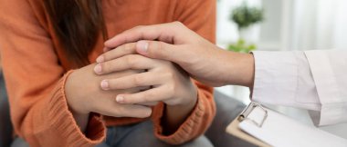 Psikiyatristler aile meselelerini tartışırken el ele tutuşuyorlar. Doktor cesaretlendiriyor ve empati kuran kadın depresyona giriyor. Psikolojik, boşanmayı kaydet, el ele, güven, araba