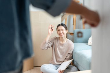 Taşınmak, taşınmak. Kapıyı açtığımda, yeni bir ev eşinin gülümsediğini ve oynadığını gördüm. Odanın içinde, içinde kişisel eşyalar ve mobilyalar olan bir karton kutu vardı. Yeni daireye ya da eve taşınmak.