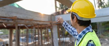 Müfettiş, mühendis, ustabaşı ya da inşaat işlerinin kalitesini denetlemek için bağlantı noktası. Mimarlar ev sahibine devretmeden önce evi inşa etmek için çalışırlar. Yeni mallar geliştir..