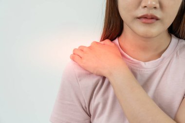 Kadın omuz ve omuz tutuyor ve dayanılmaz ağrılar çekiyor. Sağlık ve sorunlar, kronik omuz ağrısı, omuz ağrısı, skolyoz, bel fıtığı, kas iltihabı.