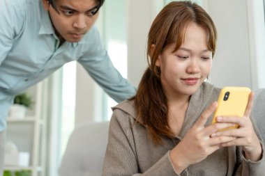 Çifte randevu, karı-koca telefon sohbeti, biraz kaçamak, zina, çok eşlilik, karısının bir ilişkisi vardı. Aile sorunu, aldatma, boşanma, ayrılma
