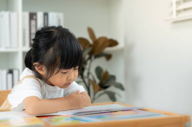 Mutlu Asyalı çocuklar evde kitap okuyarak rahatlar. Kızım ve bir hikaye okuyordum. öğrenme, çocuk bakımı, gülme, eğitim, hikaye anlatma, uygulama, hayal etme, bağımlılık cep telefonunu azaltma