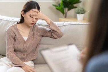 Akıl sağlığı sorunları olan bir kadın danışmanlık yapıyor. Psikiyatrist tedavi için hastanın durumunu kaydediyor. teşvik, sevgi ve aile sorunu, bipolar, depresyon hastası, intiharı koru