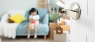 Taşınmak, taşınmak. Kapıyı açtığımda yeni evde oynayan bir kız buldum. Odanın içinde kişisel eşyalar ve mobilyalar olan bir karton kutu vardı. Yeni daireye ya da eve taşınmak