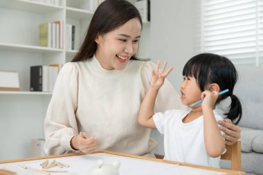 Anneler günü, mutlu anne küçük kızla oynuyor. Komik aile evde mutlu ve heyecanlı. Anne ve kızı birlikte vakit geçirirken eğleniyorlar. tatil, hafta sonu, IQ, EQ, meditasyon 