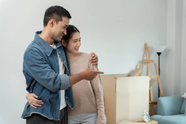 Taşınmak, taşınmak. Çift yeni evdeki mobilyalar için uzay odasına baktı, odanın içinde kişisel eşyalar içeren bir karton kutu vardı. yeni daireye ya da daireye taşın