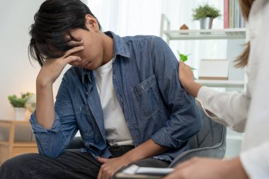 Adam mahrem yerlerin önünde el ele tutuşup rahatsızlık duyuyor ve doktora danışıyor. Zührevi, testis kanseri. Mesane sorunları, ereksiyon bozukluğu, erken boşalma, prostat kanseri.