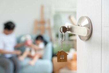 Taşınmak, taşınmak. Kapıyı açtığımda aile gülümsemesi ve yeni bir evde oyun vardı. Odanın içinde kişisel eşyalar ve mobilyalar içeren bir karton kutu vardı. Yeni daireye ya da eve taşınmak