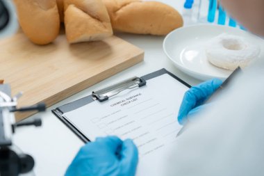 Bilimadamı kimyasalları ve mantarları laboratuvarda kontrol ediyor. Kontrol uzmanları kimyasal kalıntıların konsantrasyonunu inceliyor. Tehlike, standart, yasaklı maddeler, kirlilik, mikrobiyolog