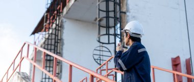 Bakım ve müfettiş. Bakım mühendisleri bina ve yapıların teftiş sonuçlarını bildirmek için telsiz kullanıyorlar. Sulama mühendisleri atık sistemlerini araştırıyor.