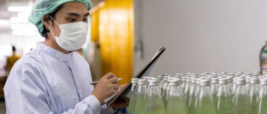 Müşteriye ürün göndermeden önce kalite kontrol gıdaları veya içecekler hakkında teknisyen teftişi. Üretim lideri malzeme ve verimliliği yeniden kontrol etti.