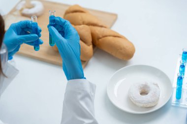 Bilimadamı kimyasalları ve mantarları laboratuvarda kontrol ediyor. Kontrol uzmanları kimyasal kalıntıların konsantrasyonunu inceliyor. Tehlike, standart, yasaklı maddeler, kirlilik, mikrobiyoloji