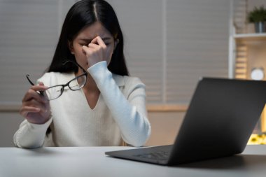 Göz sorunları, yorgun ve tahriş olmuş gözleri olan Asyalı kadınlar, göz ovuşturma, kuru, işten sonra göz ağrısı, migren, baş ağrısı, bulanık görme, fotofobi, karanlıkta çalışma, bilgisayar ekranlarından mavi ışık