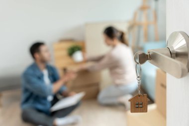 Taşınmak, taşınmak. Yeni daire için birkaç yardım seti ve taşınma mobilyası, odanın içinde kişisel eşyalar içeren bir karton kutu vardı. yeni daireye ya da daireye taşın