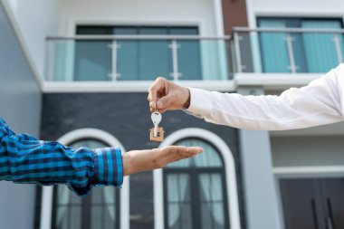 Kira, kiralama ve ev satma. Emlakçı menajeri yeni sahibine gülümsüyor. kira, satış, kredi finans, sigorta, satıcı, dağıtıcı, taksit, satın alma, satma, taşınma