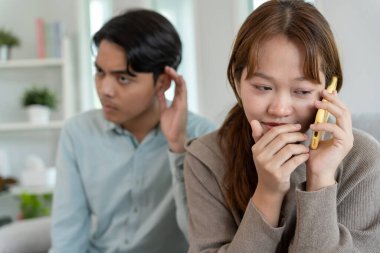 Çifte randevu, karı birini aramak için telefon kullanmak, biraz kaçamak yapmak, zina yapmak, çok eşlilik, karısının bir ilişkisi vardı. Aile sorunu, aldatma, boşanma, ayrılma.