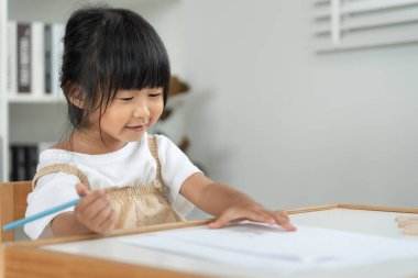 Portre Mutlu Asya çocukları resim yapmayı öğreniyor ve eğleniyor. Aile evde mutlu ve heyecanlı. Kızların birlikte vakit geçirmesi eğlenceli, etkinlik, yönetici işlevi, IQ, EQ