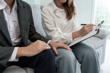 Yönetici ya da kıdemli bir bayan meslektaşına bacağına dokunarak cinsel tacizde bulundu. Ofiste cinsel taciz. Tacize uğradığım için gergin ve stresliyim. taciz, saldırı, uygunsuz, ayrımcılık