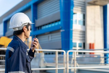 Bakım ve müfettiş. Bakım mühendisleri bina ve yapıların teftiş sonuçlarını bildirmek için telsiz kullanıyorlar. Sulama mühendisleri atık sistemlerini araştırıyor.