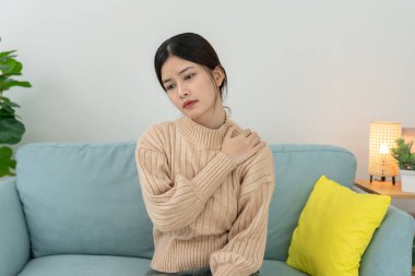 Kadın omuz ve omuz tutuyor ve dayanılmaz ağrılar çekiyor. Sağlık ve sorunlar, kronik omuz ağrısı, omuz ağrısı, skolyoz, bel fıtığı, kas iltihabı.