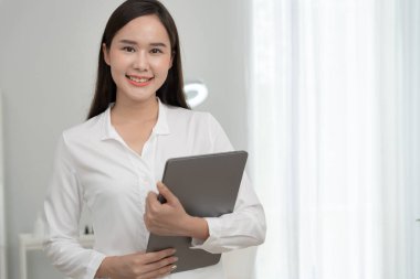 Güzellik kliniği, portre uzmanı VIP müşteriler için güzellik uzmanı, yatağı ve sandalyesi olan beyaz bir oda. Oda temiz ve düzenli, sağlık, cilt bakımı, tarz, sağlık, kozmetoloji, güzellik uzmanı