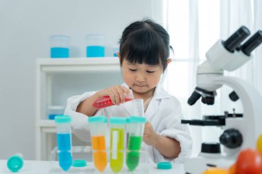 Çocuk Bilimci Eğitimi Laboratuvarda Bilimsel. Tıbbi çocuk eğitimi, biyoteknoloji, keşfet, hayal et, yürütme işlevi, çocuk, eğitim, zeka oranı, duygusal katsayısı