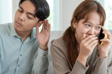 Çifte randevu, karı birini aramak için telefon kullanmak, biraz kaçamak yapmak, zina yapmak, çok eşlilik, karısının bir ilişkisi vardı. Aile sorunu, aldatma, boşanma, ayrılma.