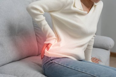 Sırtını inciten kadın dayanılmaz ağrılar, sağlık ve sorunlar, kronik sırt ağrısı, ofis sendromu, skolyoz, bel fıtığı, kas iltihabı...