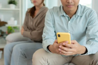 Çifte randevu, koca birini aramak için telefon kullanır, bir kaçamak yapar, zina yapar, çok eşlilik yapar, kocasının bir ilişkisi vardı. Aile sorunu, aldatma, boşanma, ayrılma.