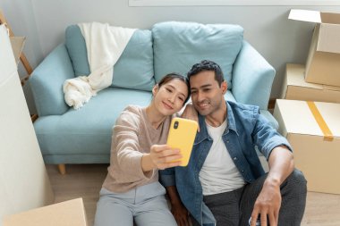 Taşınmak, taşınmak. Yeni ev eşyaları taşınırken birkaç selfie, odanın içinde kişisel eşyalar içeren bir karton kutu vardı. yeni daireye taşınmak ya da taşınmak