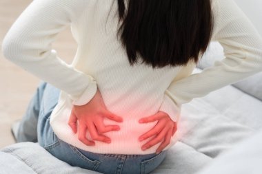 Kadın kendini tutuyor ve dayanılmaz ağrılar çekiyor. Sağlık ve sorunlar, kronik sırt ağrısı, ofis sendromunda sırt ağrısı, skolyoz, bel fıtığı, kas iltihabı.